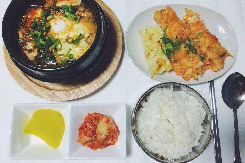 夜ごはん
＊スンドゥブ
＊じゃがチヂミ(チーズ･キムチーズ)
＊沢庵
＊キムチ
＊麦ごはん

念願の韓国料理🇰🇷
からうまうまから〜🔥