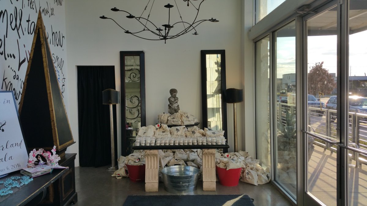 ppierceall's tweet photo. Swag Bags at the DaVinci School Gala - Over $100,000.00 raised in the live auction. #swingcityauction #7forparties https://t.co/6eNxKnDXHa