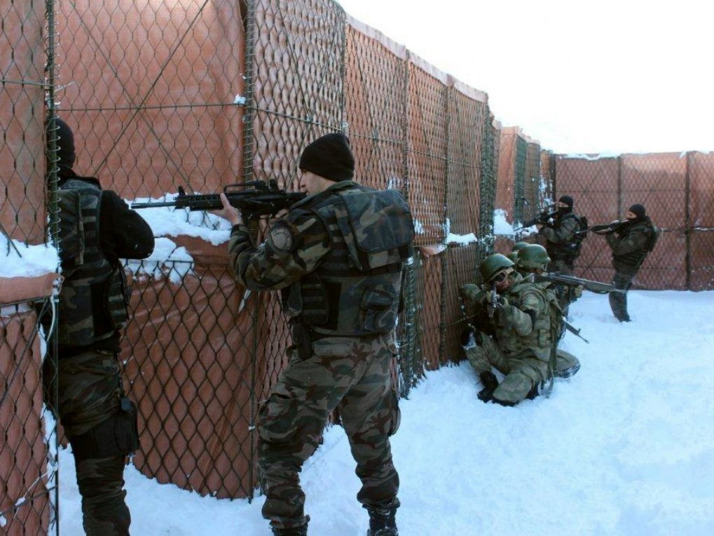 Türk asker ve polisinden bir ilk! buff.ly/1UXFdYE