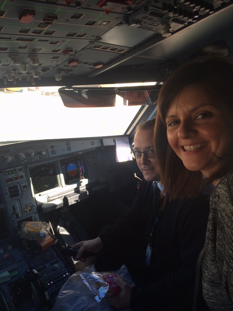 umigoomiebear's tweet image. Meeting #piolts @easyJet flight deck yesterday #valenciaairport