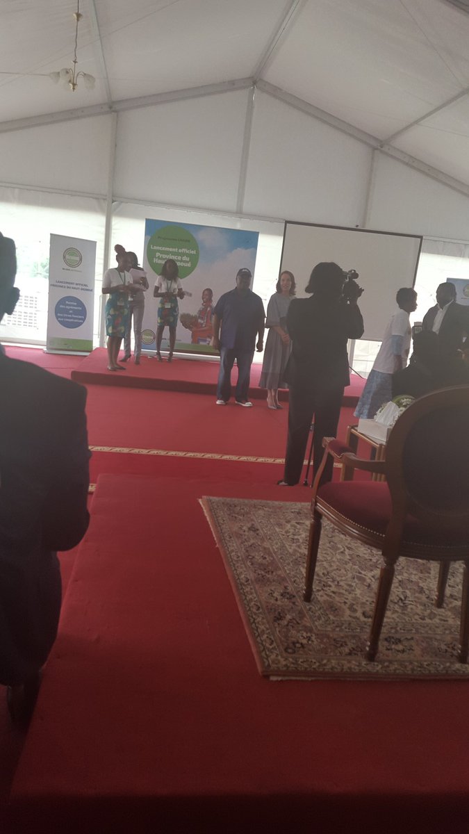 .<a href="/PresidentABO/">Ali Bongo Ondimba</a> et <a href="/Sylviabongo/">Sylvia Bongo Ondimba</a> remettant les titres fonciers aux  coopératives.  <a href="/grainegabon/">GRAINE</a> #gabon