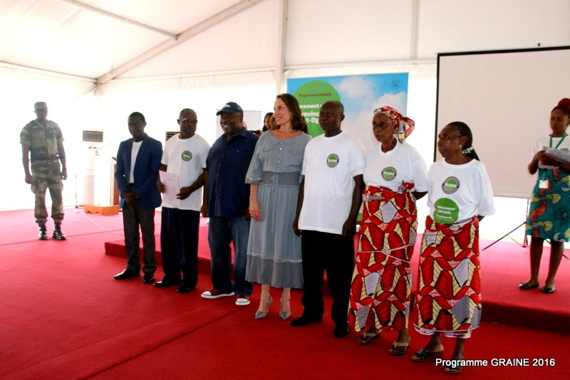 S.E.M. <a href="/PresidentABO/">Ali Bongo Ondimba</a> et la Première Dame <a href="/Sylviabongo/">Sylvia Bongo Ondimba</a> remettant officiellement les agréments aux coopératives.