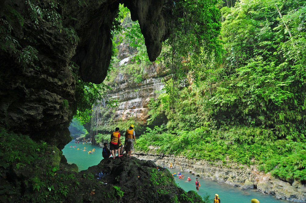 Green Canyon terletak di Desa Kertayasa, Ciamis, Jawa Barat, sekitar 31 Km atau 45 menit berkendara dari Pangandaran