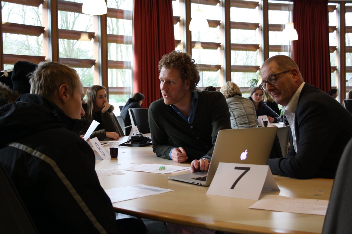 Owerf's tweet image. Leerlingen voortgezet onderwijs speeddaten met Rotary Club in bomvol gemeentehuis. Wethouder van Esch geeft aftrap.