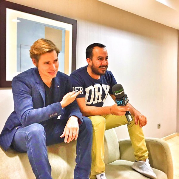 carlosbautefans's tweet photo. Gracias por compartir la foto RT @raulitogarcia Esta tarde toca estar cerca del crack @carlosbaute #PanaBurda! https://t.co/0DjtnDYmEx