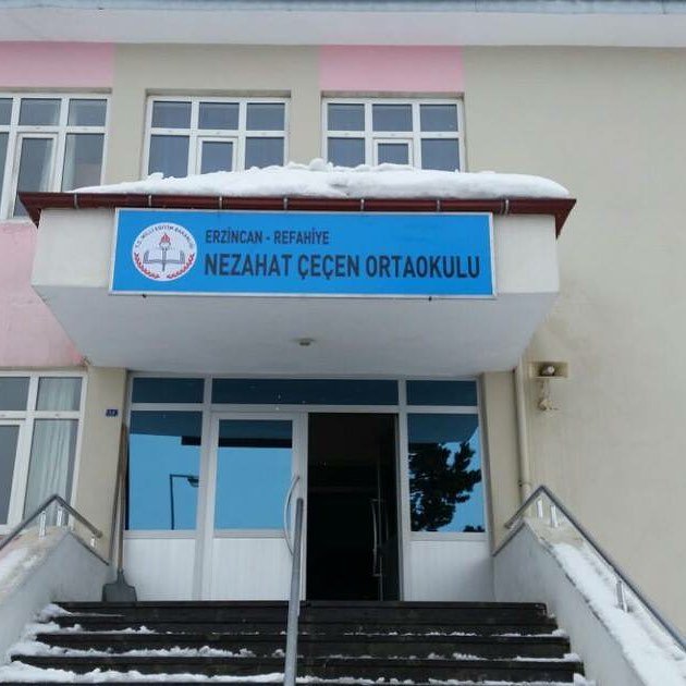 Erzincan Refahiye'deki Nezahat Çeçen Ortaokulumuzun yenilenme çalışması tamamlandı ve tabelası takıldı.