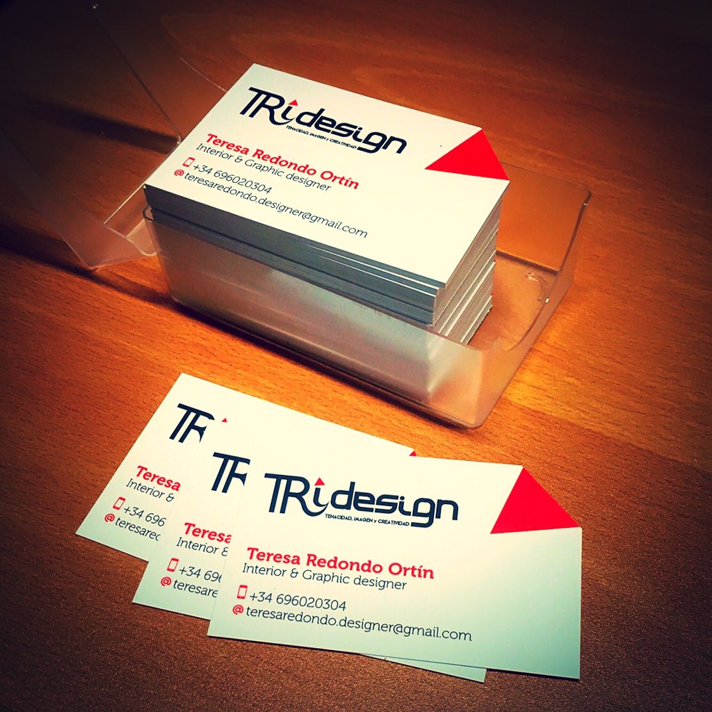 TRidesign_ES's tweet photo. Ya están aquí las tarjetas de la fundadora y directora de TRidesign @urSPACEmyDESIGN realizadas por @21Hexagon https://t.co/OQLOSWs4jx