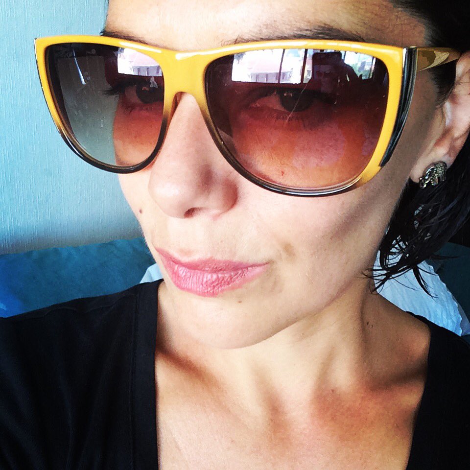Elviracristi's tweet photo. Feliz Lunes a todas y todos....desperté full #actitudpeppermint #anteojosdesol 😎❤️ los amo @ChilePeppermint https://t.co/PEPWazERla