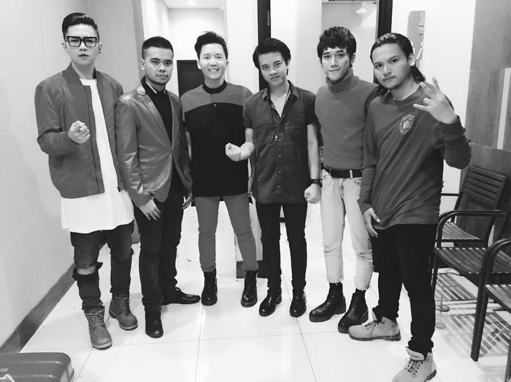 smashsemarang's tweet photo. #PotretSMASH "Kami tidak kemana-mana.... π via IG @rafaell_16 #SMASHdiCentralParkMall https://t.co/3cVLH0wEno