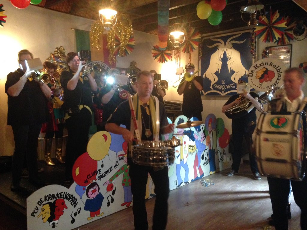 Krinkelkoppen's tweet photo. De kapel speelt weer een goei stukse muziek in onze residentie De Bellevue! https://t.co/VvBgUpNcsZ