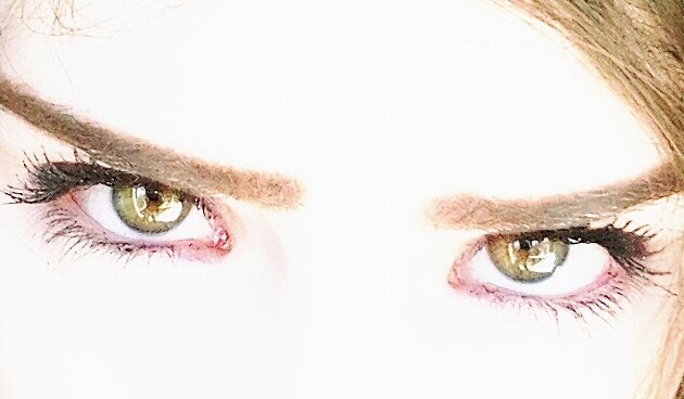 Kolay değildir, bir zamanlar gözleri uğruna yaşadığınız insandan, göz göze gelmemek için kaçmak.