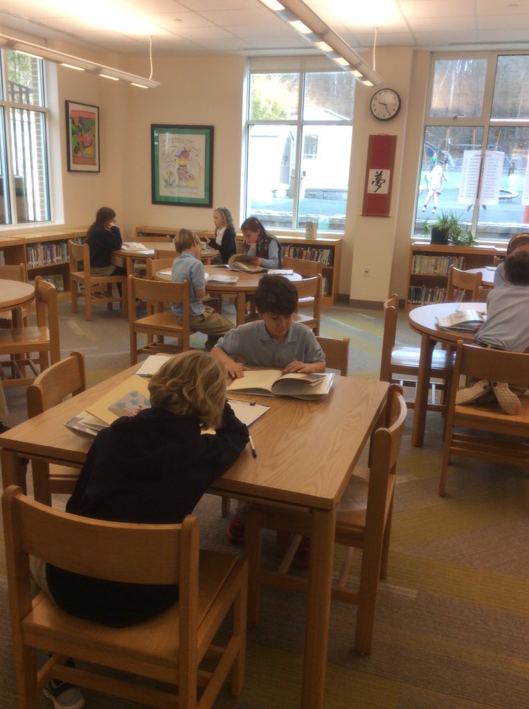 PapillonIvey's tweet photo. Third graders exploring the Georgia Book Award nominees @TheLovettSchool https://t.co/yClXQky6p4