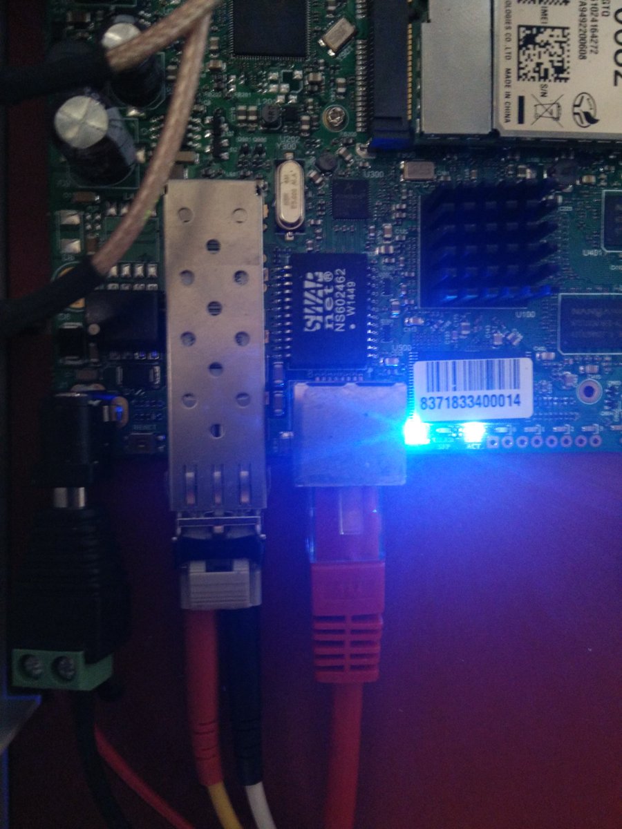 RatZillaS's tweet image. Préparation du micro datacenter + fibre optique de la #FonderieCar au #LabPostal #HackInProgress ;)