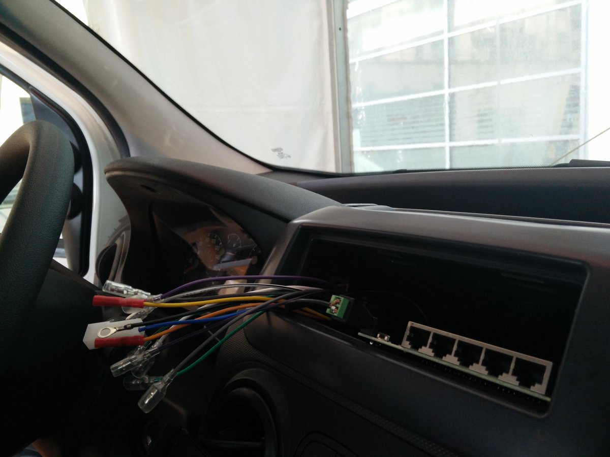 RatZillaS's tweet image. Préparation du micro datacenter + fibre optique de la #FonderieCar au #LabPostal #HackInProgress ;)