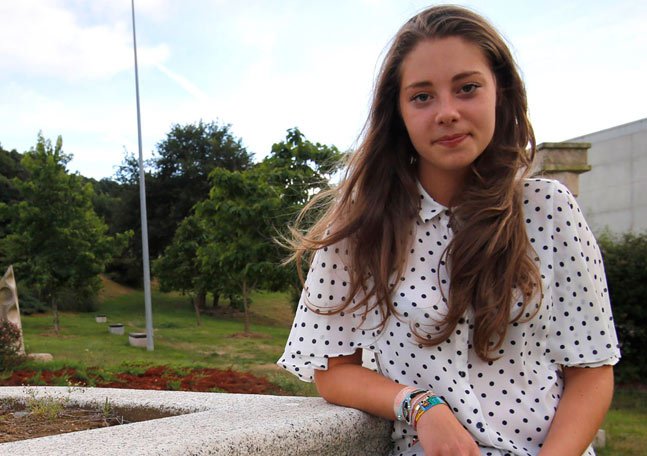 FaroDezaEstrada's tweet photo. La cantante gallega Paula Sueiro, de 20 años, muere en un accidente de tráfico https://t.co/sJFJYlabtM https://t.co/jWZyPfEPfd