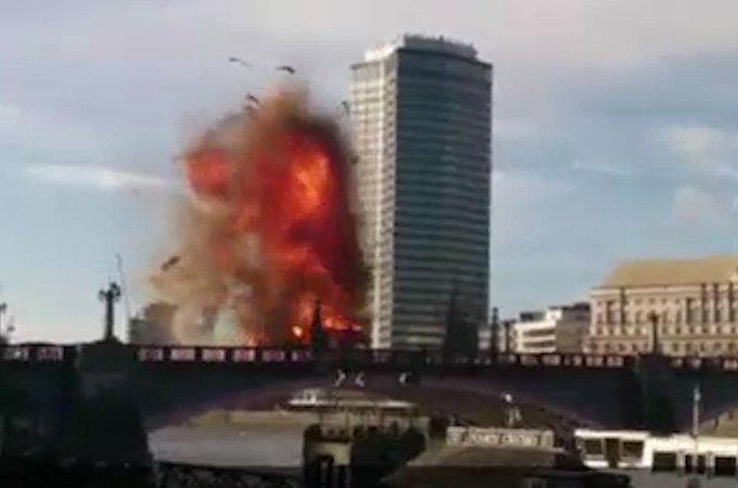 A London bus explosion scared those who were unaware it was just a stunt for a film nyp.st/1TOtQE3