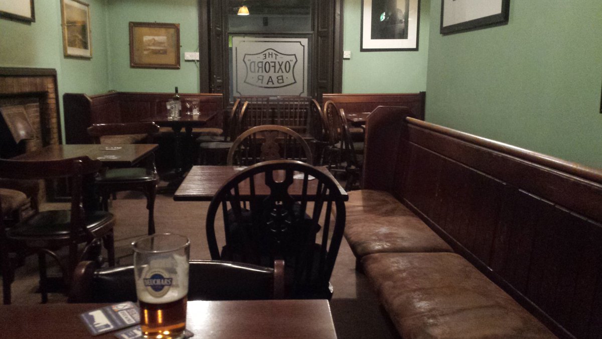 FsaCat's tweet photo. In heaven at the #Oxfordbar. Nice, warm and quiet tonight. Ideal for a pint of IPA @Beathhigh https://t.co/PYid0suU9i