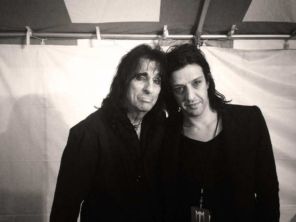 SpookyEmpire's tweet photo. Alice and Twiggy together at Spooky Empire. Come meet Alice Cooper and Twiggy Ramirez at Spooky Empire, April 1-3. https://t.co/TnX8yi32Vz