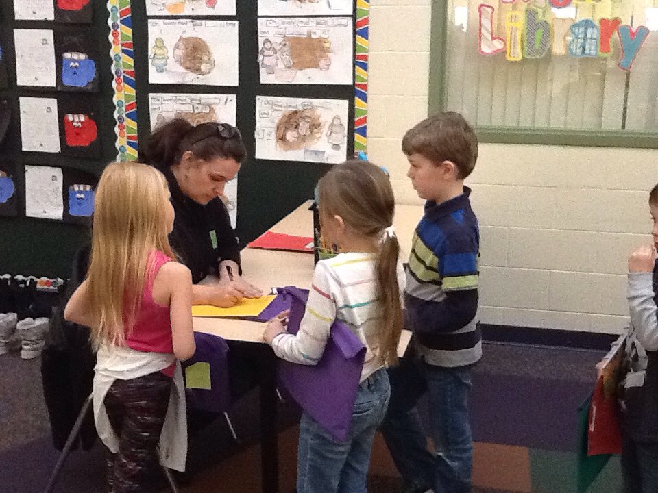 Jenn0032's tweet photo. Just Right Library at Quincy!  We have amazing volunteers! #CelebrateMonday #QuincyElementary https://t.co/aYuWZFudGy