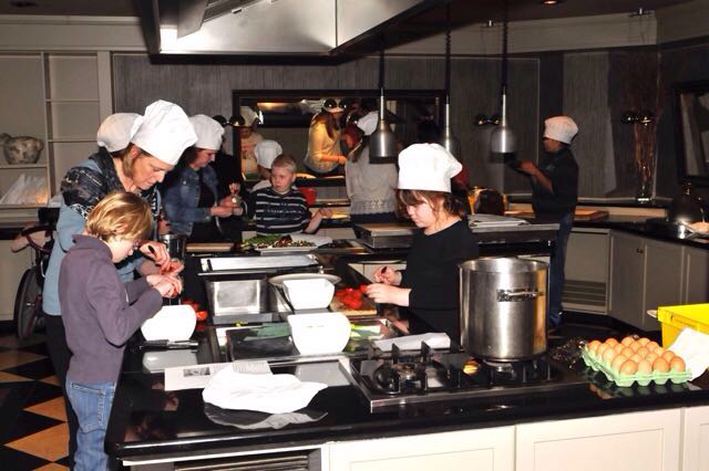 HetKroonpad's tweet photo. Op initiatief van de moeder van één van onze leerlingen @HetKroonpad in de leer bij @Hotelcantharel in #Apeldoorn 🍴🏨 https://t.co/tCqjobUVjl