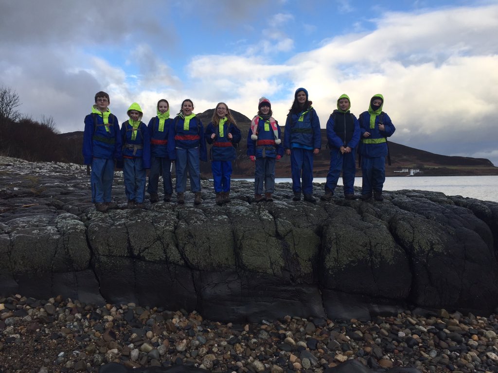 WestKilbridePS's tweet photo. What a day! A beach walk to start our #arranadventure #arran2016 #P7A https://t.co/aad8cMDi69