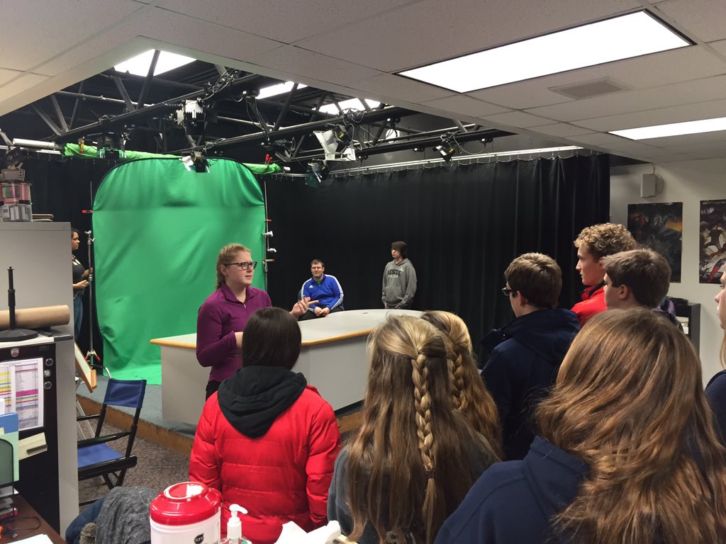 LISDTECHCenter's tweet photo. We ❤️ 8th grade tours! @clintoncommscho @bmsroyals #TECHEngineeringRobotics #TECHVAP #TECHCompProg #TECHCIS https://t.co/7SL9H4AmIK