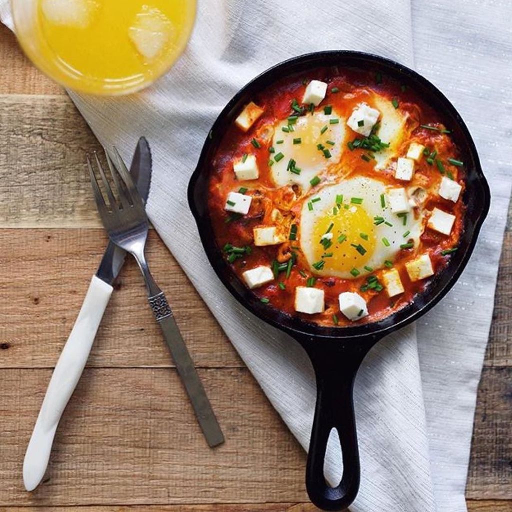 Cast_Iron_Cook's tweet image. Happy Monday! We're digging @emmakmorris' garlic spinach shakshuka with chopped feta this morning. 🍳