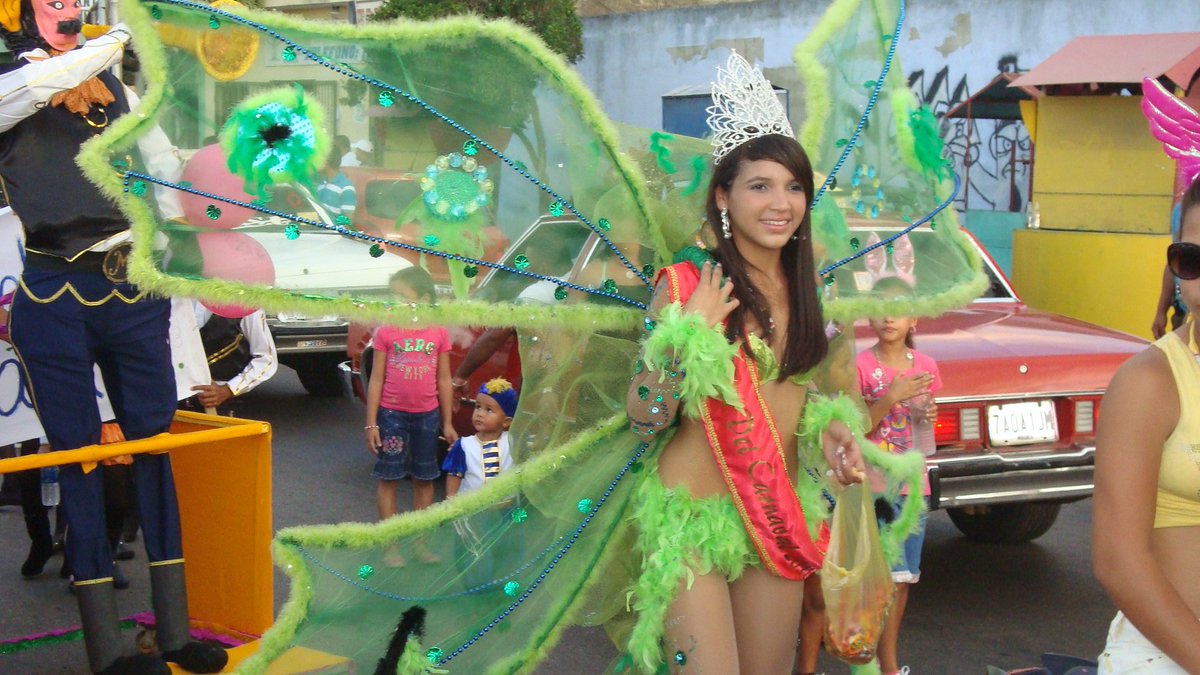 La #ReinaDelCarnaval de @LaBomba_Televen les saluda desde el Edo. Sucre disfrutando este #CarnavalEnLabomba saludos.