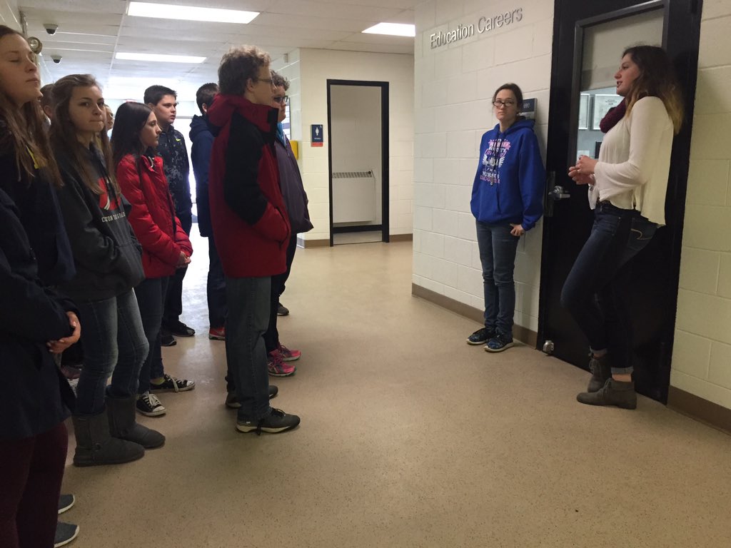 LISDTECHCenter's tweet photo. We ❤️ 8th grade tours! @bmsroyals @clintoncommscho #TECHEdCareers #TECHEMT #TECHAST https://t.co/eQ5dFbyFXn