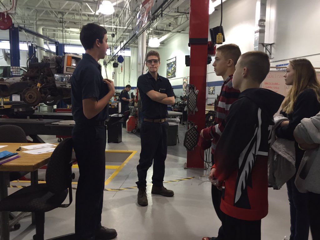 LISDTECHCenter's tweet photo. We ❤️ 8th grade tours! @bmsroyals @clintoncommscho #TECHEdCareers #TECHEMT #TECHAST https://t.co/eQ5dFbyFXn