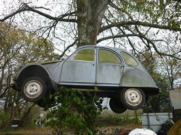 TPV2CV's tweet photo. Le vent a eu des conséquences sur cette 2CV ! https://t.co/YMAG6X8v6V https://t.co/PAOJ3Pcyht