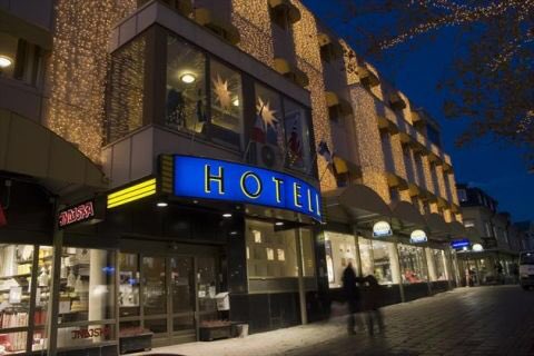 svensundet's tweet photo. Hus/hotell/slott brenner. https://t.co/0Zf3C6RzH7