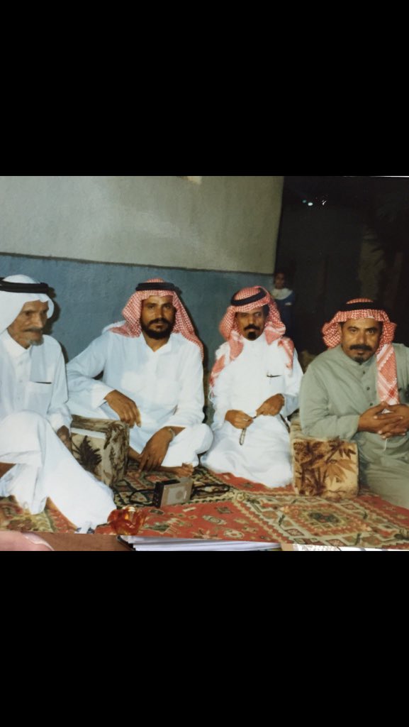 Aljabrti1000's tweet photo. اكرمني اخي الاستاذ/حمود البغيلي بصورتين التقطت عام١٩٨٧في منزلي اثناء تسجيل تلفزيون الكويت لقاء مع والدي يرحمه الله https://t.co/RsTA2Ukdiy