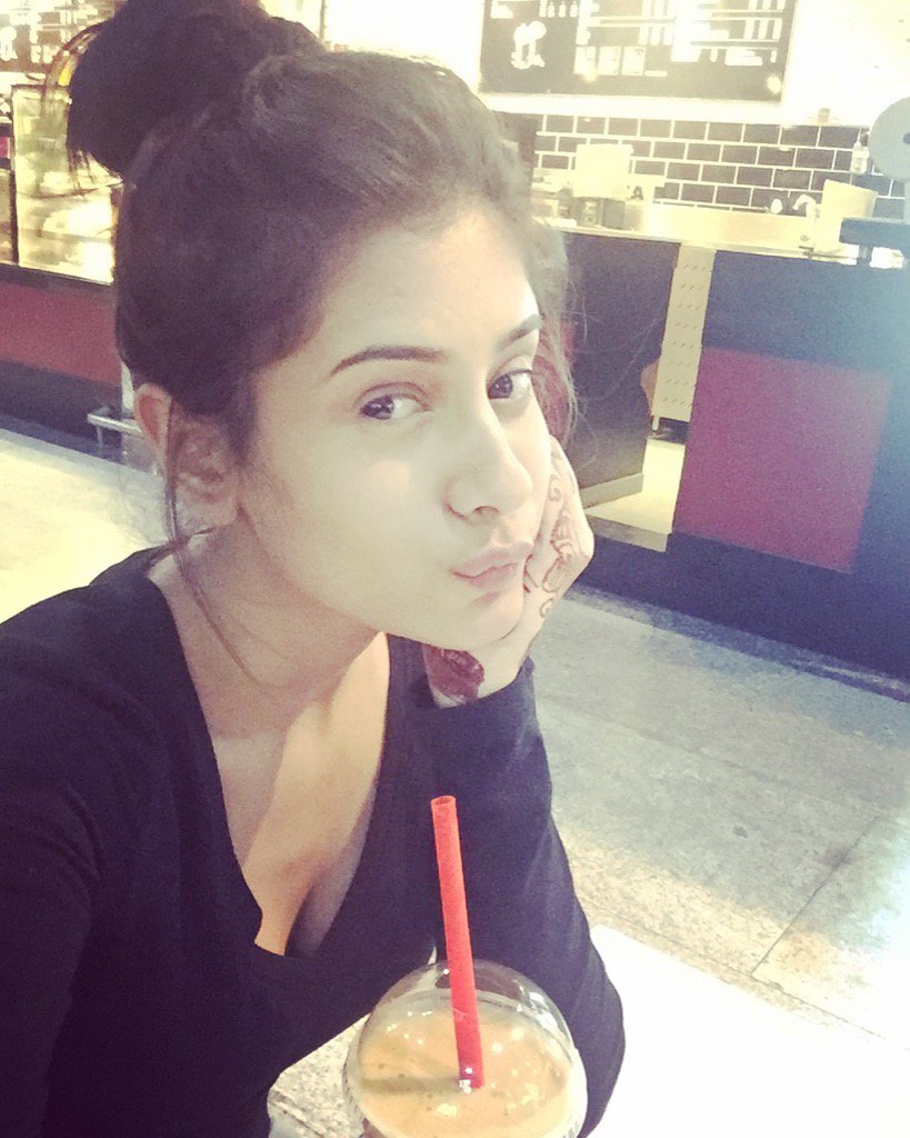 nawab_hiba's tweet photo. Getting back to work after good 3 days holiday 😍😍😍 #CoffeeDateWithHibaNawab😝😝😝 https://t.co/DVIeup1GMy