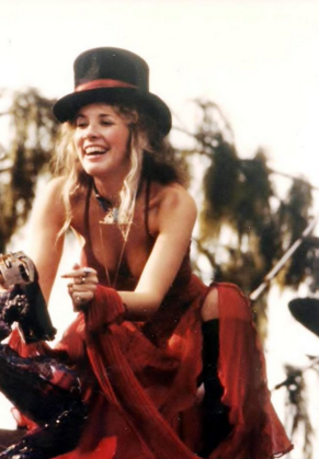 history_things's tweet photo. Can anyone tell me who that is in this fantastic picture from 1978?
**Hint: She's a famous singer** https://t.co/2cYRVg2CBX