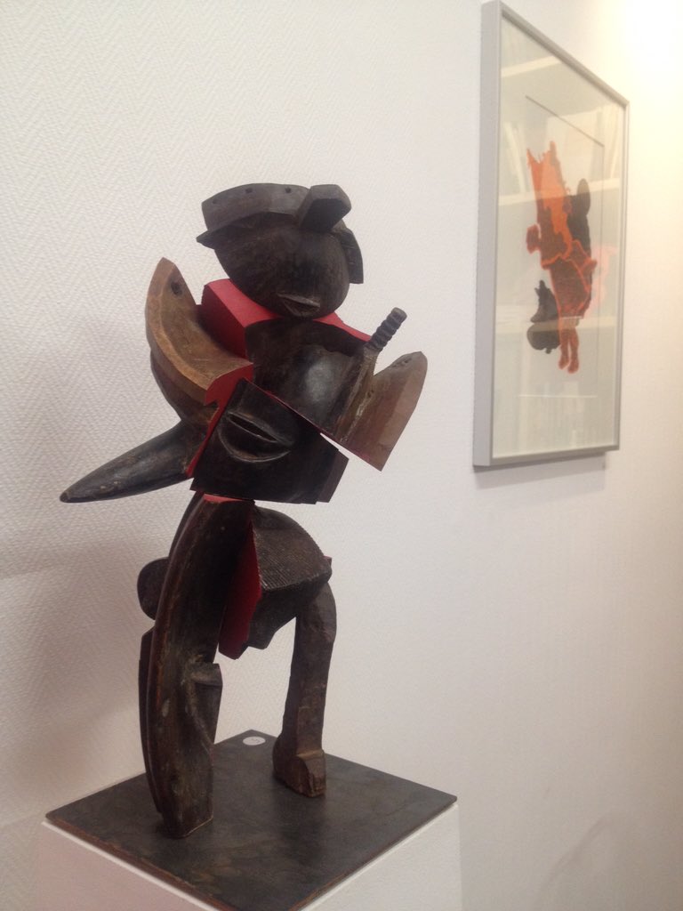LittleAfrica__'s tweet photo. Quelque part rue Volta,une galerie pose un regard étrange sur les objets d'art africains 🤔 perplexe #LAinvestigation https://t.co/OjRTZjd6Pd