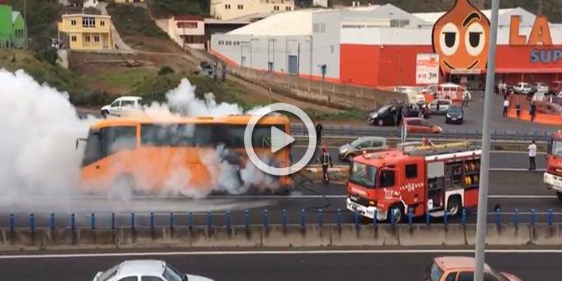 (VIDEO) Arde una guagua en mitad de la autopista TF-5. no hay heridos. ow.ly/Y5jXT  (vía <a href="/diariodeavisos/">Diario de Avisos</a>)