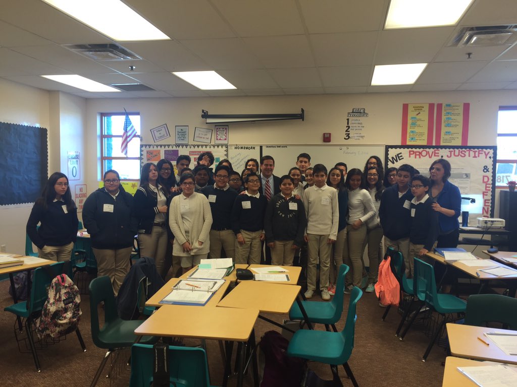 AZGovEducation's tweet photo. Gov. @dougducey meets amazing students & teachers, answers questions at Southwest Junior High #GESD32 https://t.co/S5DyRGwbDK