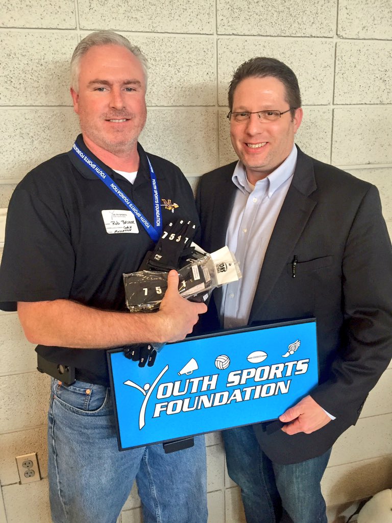 YSF_563's tweet photo. Huge thx to @SONSFootball for donating awesome Youth Training Sleeves &amp; Football Gloves @YSF_563 Clinic this year! https://t.co/OnwDuzy04t