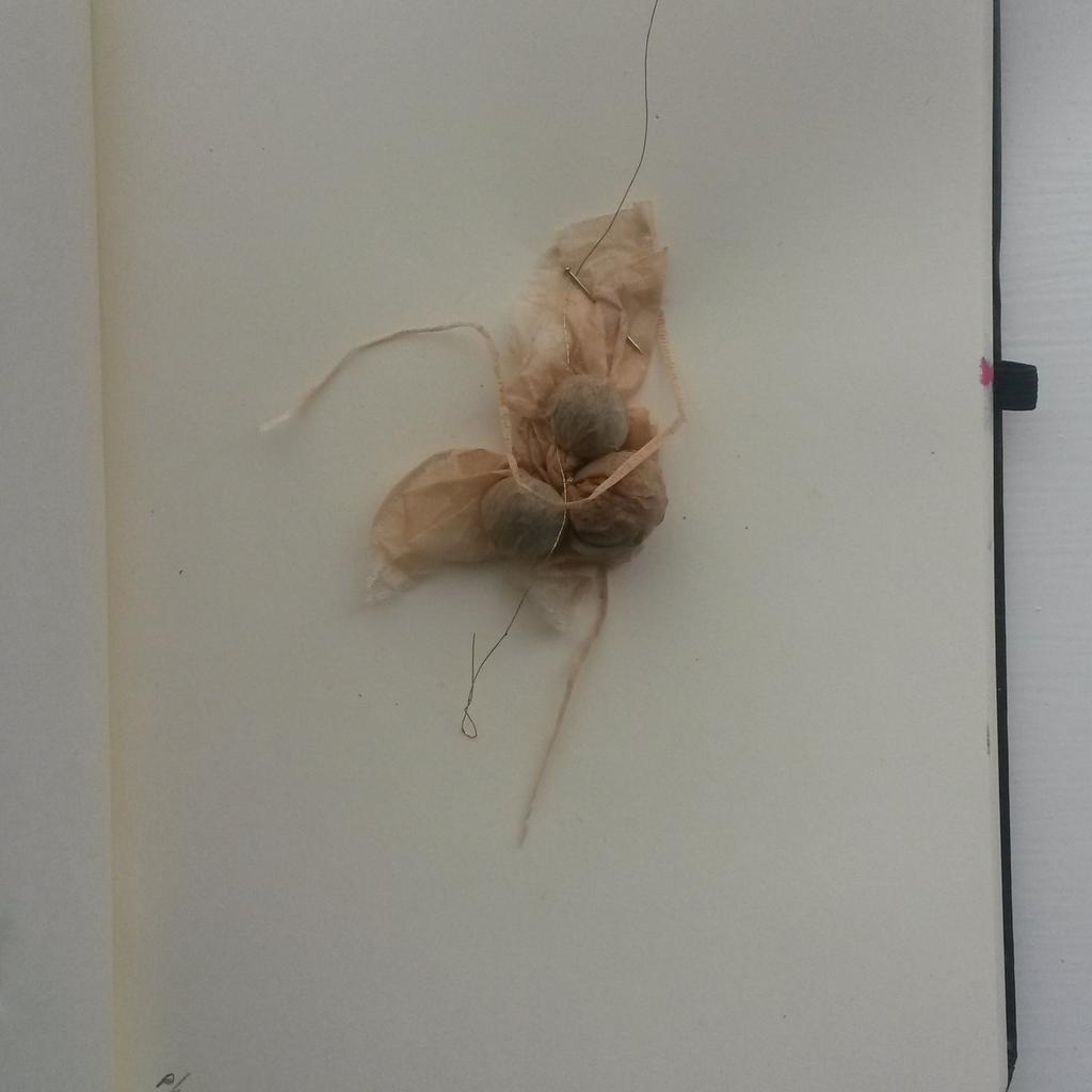pknatuurkunst's tweet photo. 2/2 en dus ging ik ook maar lekker mijn gang. #rondreizendschetsboek #kunstproject #pknatuurkunst #textiel https://t.co/wOh2yt4xja