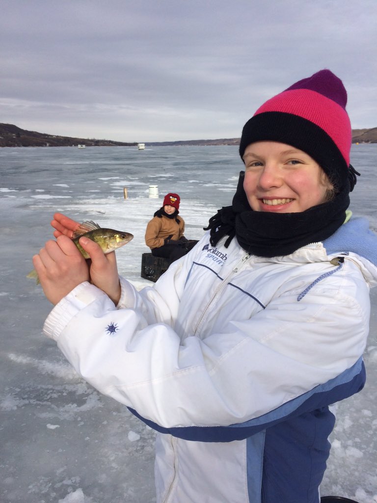 Upland_Hunter's tweet photo. Les poissons ont faim! @Cefsk #buffalopound #ClassroomsonIce #Ducharme https://t.co/0UxMOFwHP1