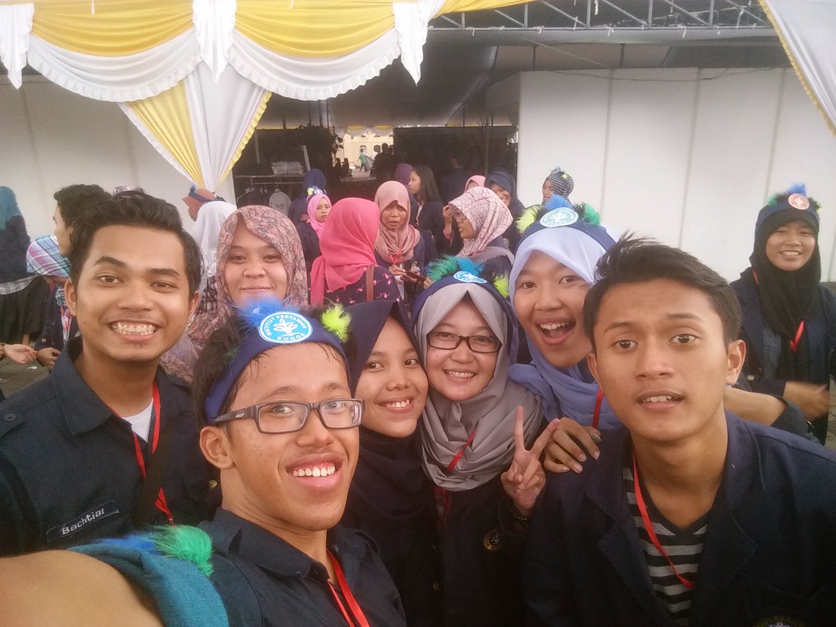 IPB_Banten's tweet photo. selfie bareng temen" kmb ipb nnihh... tentunya setelah acara UDO nih ( sebelum hujan ) hahaha https://t.co/zhOoCy7r9y