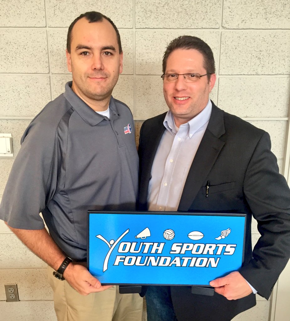 YSF_563's tweet photo. Thx to @usafootball &amp; @Coach_Stone_MT for training/on-field info @YSF_563 Clinic!  #makingfootballsafernotsofter https://t.co/e8LOtHJx9K