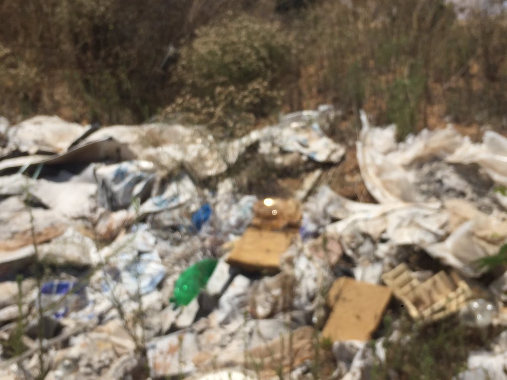 vecinoslospinos's tweet photo. Alerta sector los Pinos hecho un basural #copergo contaminandoDonde está la autoridad?@jaimevarasvina @CEValparaiso https://t.co/P43qAU3zsF