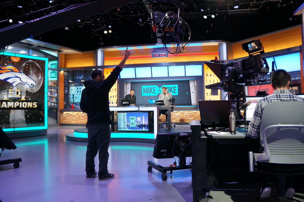 ESPNFrontRow's tweet image. Photo timeline of today's launch of @SportsCenter:AM and @MikeAndMike's brand new set! es.pn/1T0lwAv