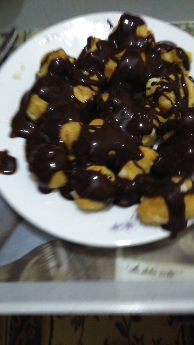 Kubosey's tweet photo. Profiterol yaptım. Hayatımda ilk kez tatlı yaptım. Annem şok kdkxlvkslzl https://t.co/En3OrEZxHH