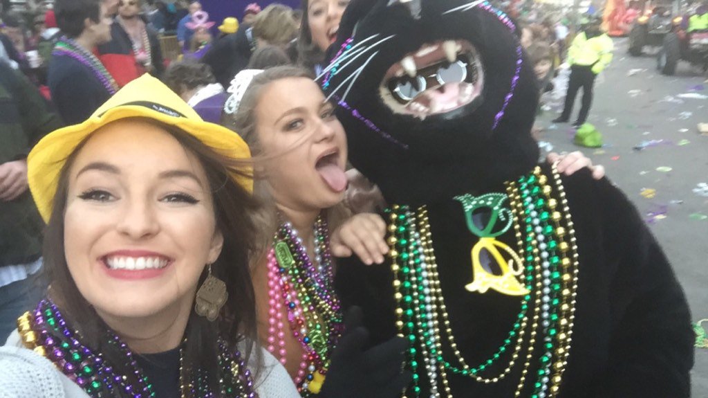 haleynwilliams1's tweet photo. #whereshaley #mardigras2016 @MalMag08 @ArianaVidrine @stephanieekker https://t.co/ElWCXmAQtF