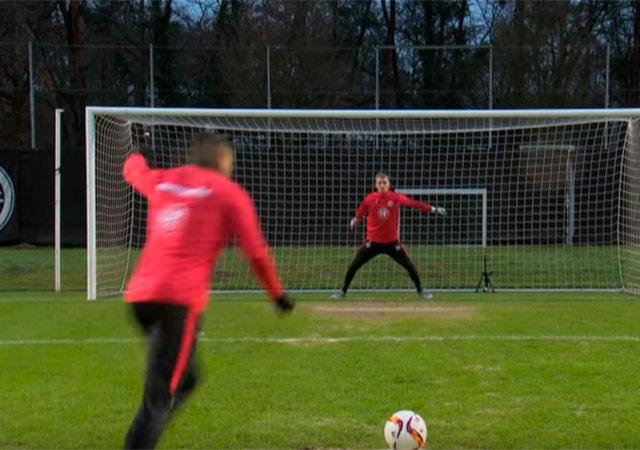 ClaroSports's tweet photo. VIDEO► @MarcoFabian_10 retó a Hradecky, portero del @eintracht_esp. ¿El resultado? https://t.co/VKOitgPWaH #18toWin https://t.co/oSNTj7u4Ax