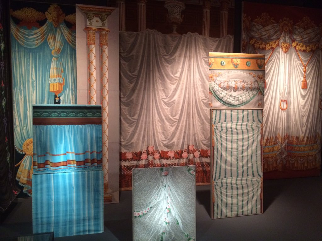 SuzanneLambooy's tweet photo. 'Faire le mur. Quatre siècles de papiers peints' in Les Arts Décoratifs', must see voor @jaapsnijder #behangsels https://t.co/qbjPjiwySq