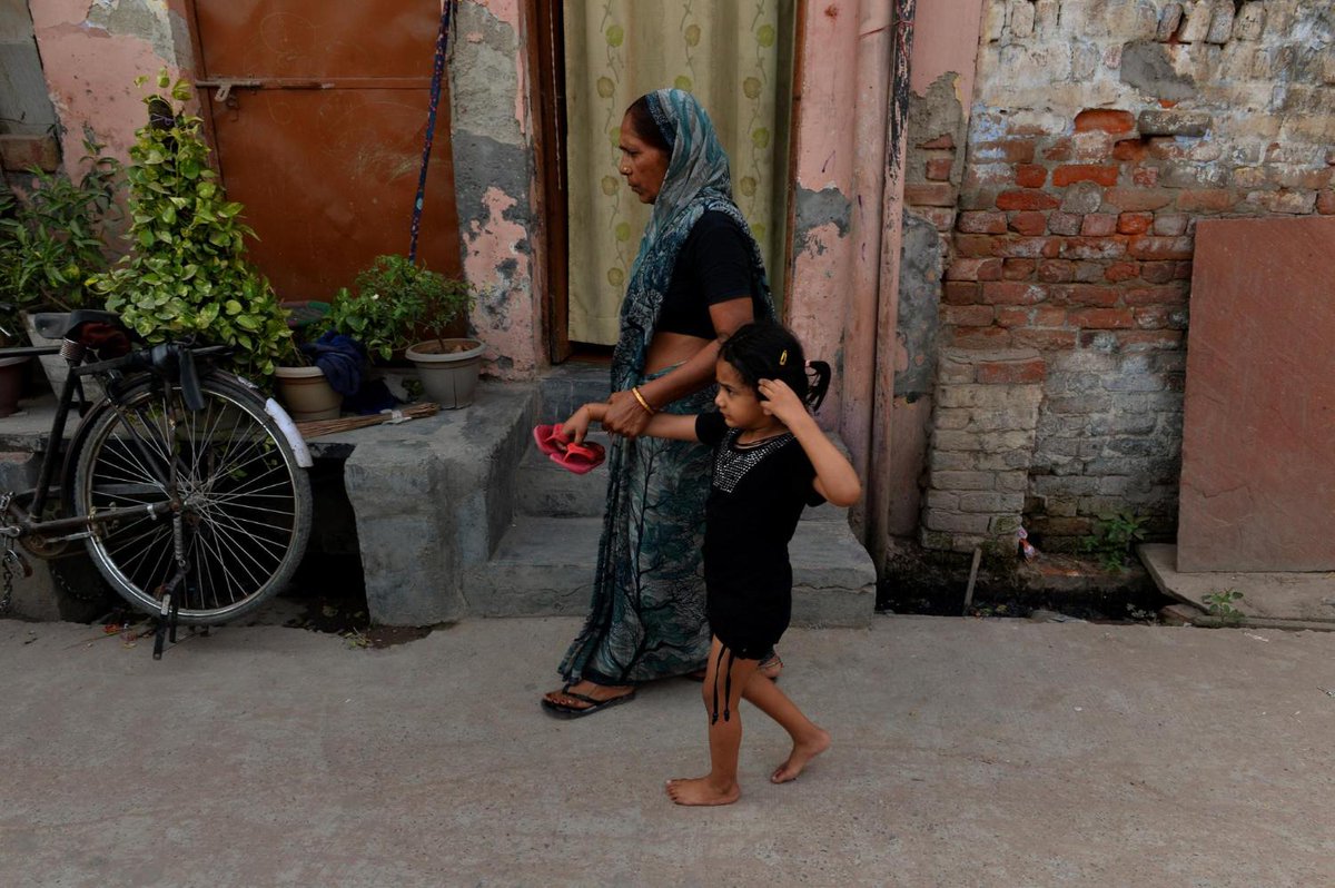 aufeminin's tweet photo. En Inde, les femmes peuvent désormais être chef de famille >https://t.co/BJ8vNdTnhd https://t.co/0r7CbZ3odZ